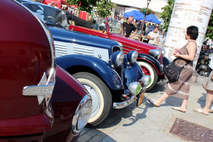 Ilustračný obrázok k článku Kupecká ulica plná klasiky: Slávnosti doplnili krásky na kolesách!