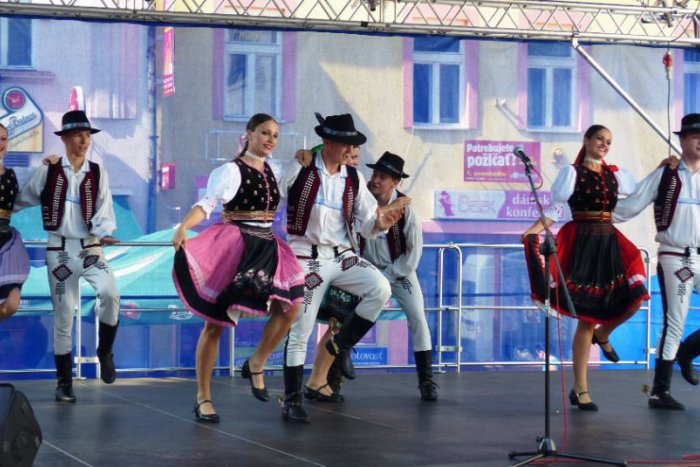 Ilustračný obrázok k článku OBRAZOM: Na popradskom námestí vystúpil súbor Šarišan