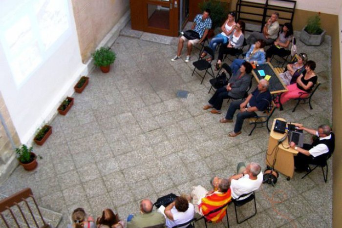 Ilustračný obrázok k článku Popradčania, dobrá správa: Letná čitáreň aj tento rok, čo všetko ponúka?