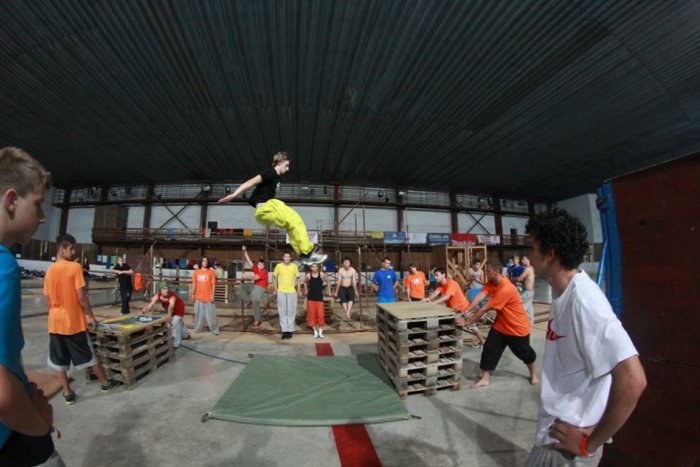 Ilustračný obrázok k článku Parkouristi obsadili Bystricu: Cúvanie hore schodmi na rukách aj 500 klikov v stojke!