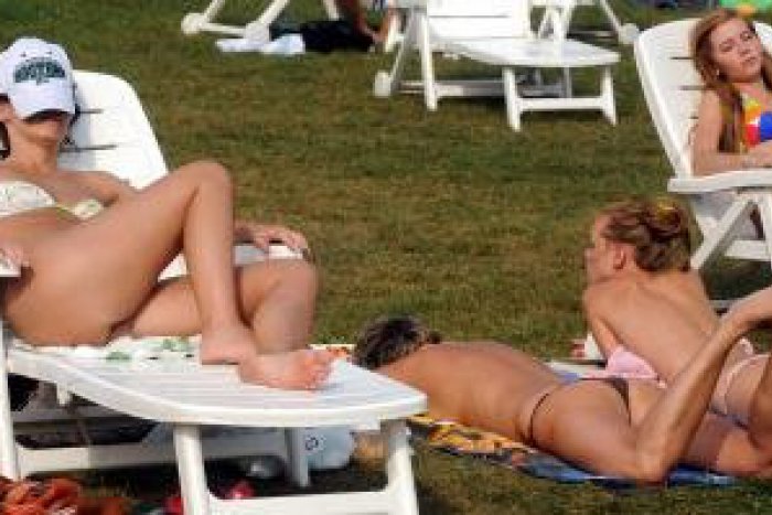 Ilustračný obrázok k článku Načo nezabúdame pri balení na dovolenku? Dôležité sú plavky, opaľovacie krémy, ale aj mobil