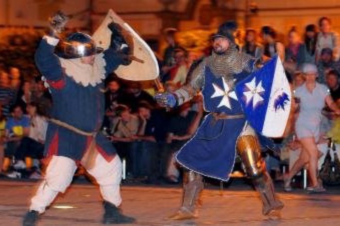 Ilustračný obrázok k článku Atrakcia v turistickom centre: Šachoví veľmajstri si to rozdajú so zaviazanými očami a živými figúrami