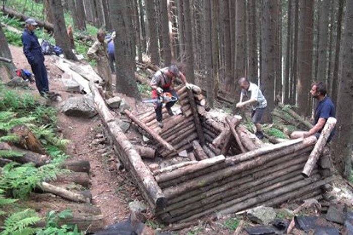 Ilustračný obrázok k článku Vojnové pamiatky z dreva: Nadšenci opravia zvyšné partizánske bunkre v Demänovskej doline