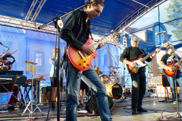 Ilustračný obrázok k článku Popradským námestím znela hudba Pink Floyd, koncertoval tu prešovský revival