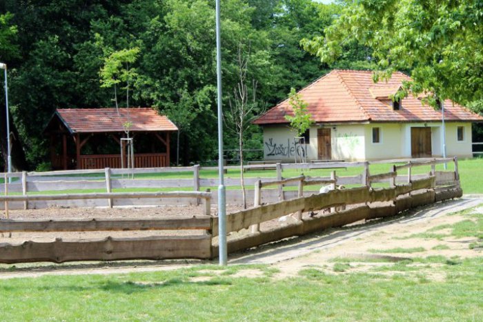 Ilustračný obrázok k článku Novinka v mestskom parku: Maštaľ prebudujú na reštauráciu