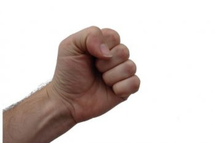 Ilustračný obrázok k článku Farmár si zavaril: Pavol (49) škrtil starostu a vyprevadil ho kopancom