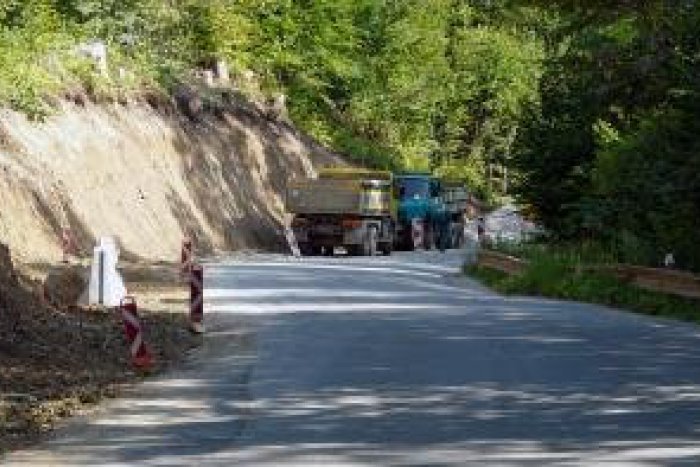 Ilustračný obrázok k článku Problematická cesta cez Zbojskú: Stále zostáva otvorená, ale...!