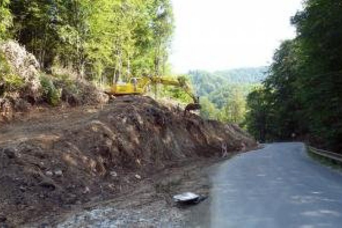 Ilustračný obrázok k článku Zábery priamo z miesta: Takto prebieha rekonštrukcia cesty medzi Tisovcom a Zbojskami