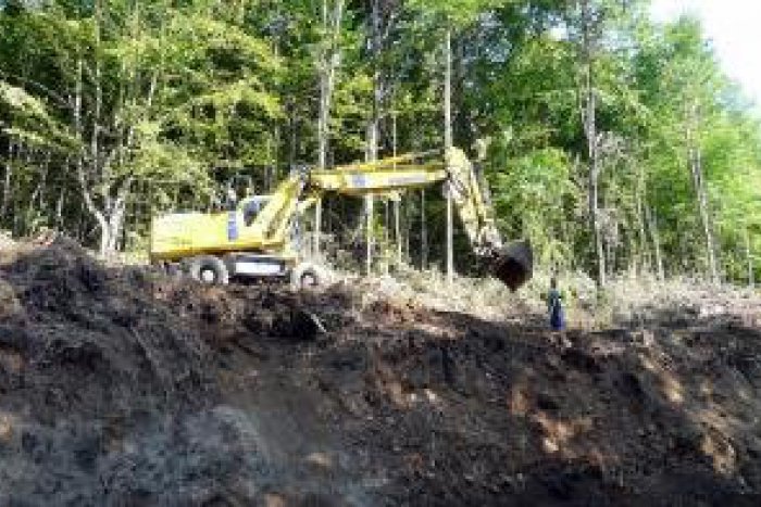 Ilustračný obrázok k článku Opravovanú cestu z Tisovca uzavrú: Vodičov čakajú 60 až 100-kilometrové obchádzky!