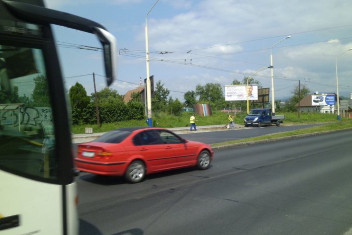 Ilustračný obrázok k článku Vodiči majú dôvod na radosť: Cesta, čo pripomínala tankodrom sa dostáva do normálu