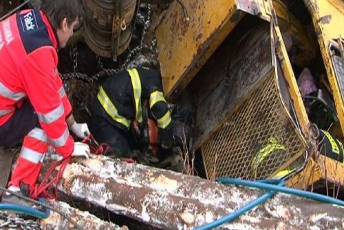 Ilustračný obrázok k článku Nešťastie v lese: V svahu sa prevrátil traktor, zasahoval vrtuľník!