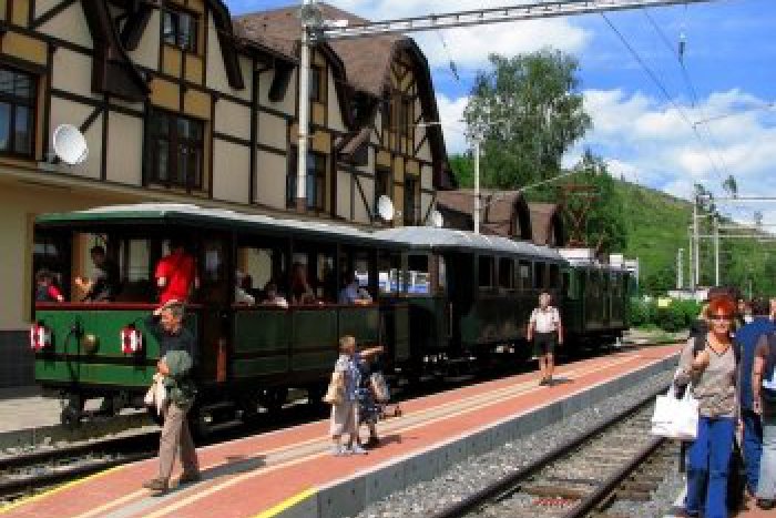 Ilustračný obrázok k článku Vyše 100-ročná Kométa je konečne späť: Plány na 1. jazdu zmenili problémy s motorom