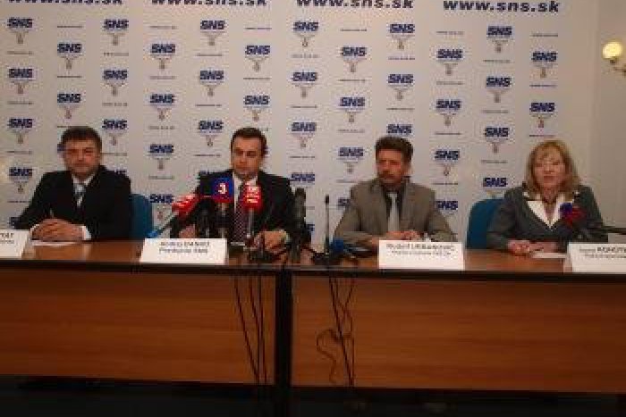 Ilustračný obrázok k článku Syn známeho podnikateľa sa dal na politiku: Konárik ml. kandiduje za bystrického župana