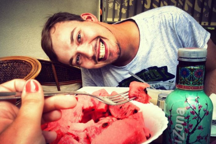 Ilustračný obrázok k článku Z Lučenca do reklamy a Paneláku: Mladý herec Lukáš Pelč naberá na popularite