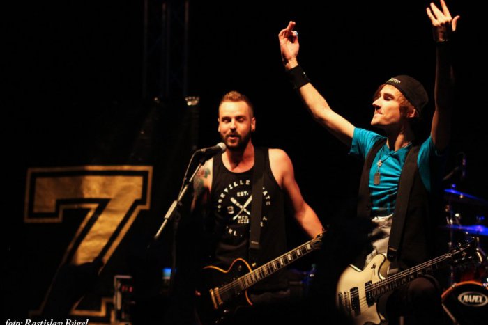 Ilustračný obrázok k článku Bývalé kasárne ožili hudbou: Nitrianske kapely to poriadne roztočili!