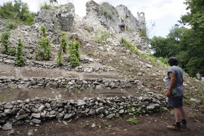 Ilustračný obrázok k článku Impozantné objavy na Vinianskom hrade: Stredoveká pec na chlieb aj prstene!