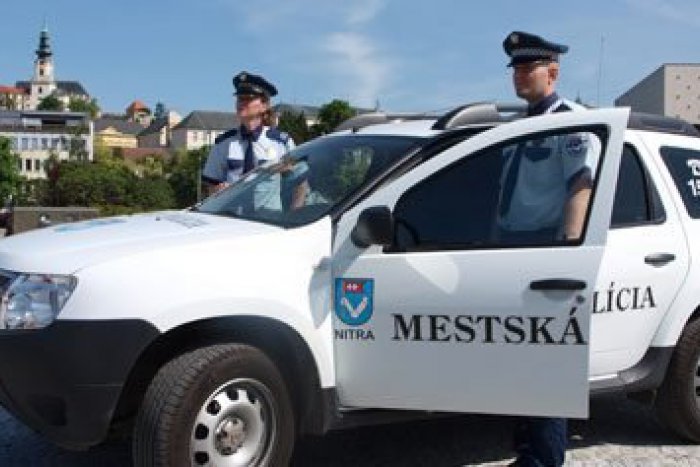 Ilustračný obrázok k článku V uliciach bude o niečo bezpečnejšie: V Nitre vyškolili nových mestských policajtov!