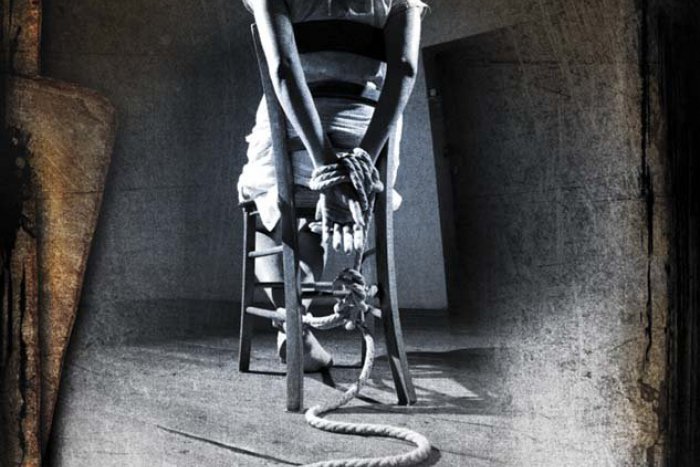 Ilustračný obrázok k článku Tip na knihu: Dievčatá držal roky v pivnici sadistický šialenec!