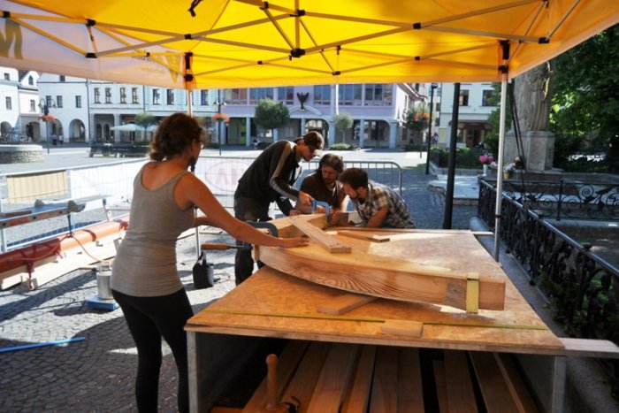 Ilustračný obrázok k článku Rezbári vytvorili Žilinčanom originálne lavičky: Osadené budú v Sade na Studničkách