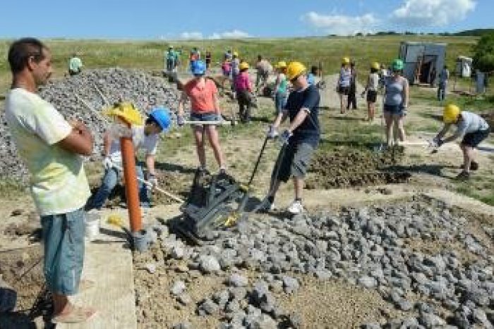 Ilustračný obrázok k článku FOTOREPORTÁŽ: Takto americkí herci s našimi Rómami stavajú domy