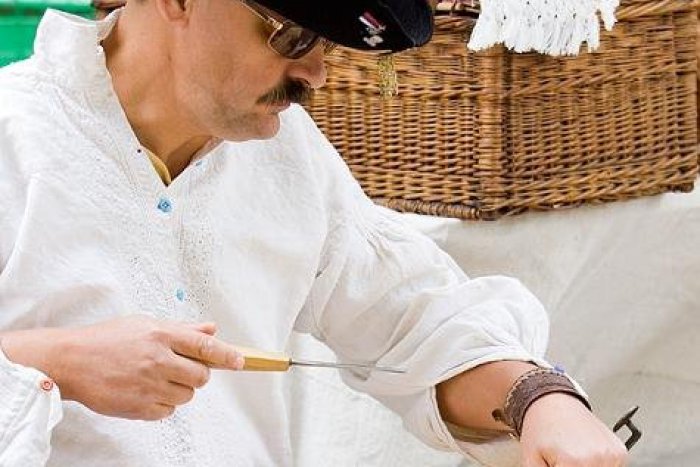 Ilustračný obrázok k článku Rezbársky deň v Štiavnických Baniach: Drevená socha M. Hella v nadživotnej veľkosti