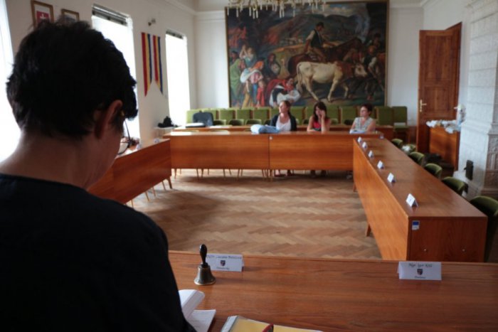 Ilustračný obrázok k článku Patová situácia v mestskom parlamente: Poslanecké lavice ostávajú takmer prázdne