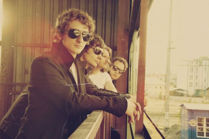 Ilustračný obrázok k článku The Elements: Veľa ľudí sleduje koncerty na námestí s prekríženými rukami