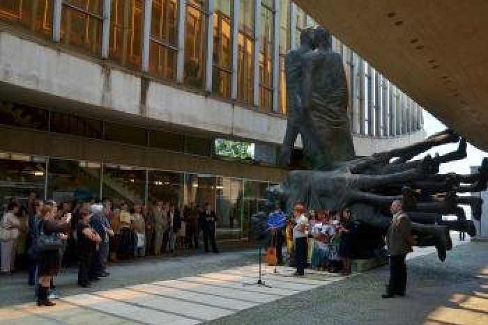 Ilustračný obrázok k článku Pietny akt v Múzeu SNP: Spomínať sa bude na hrôzy a obete rómskeho holokaustu