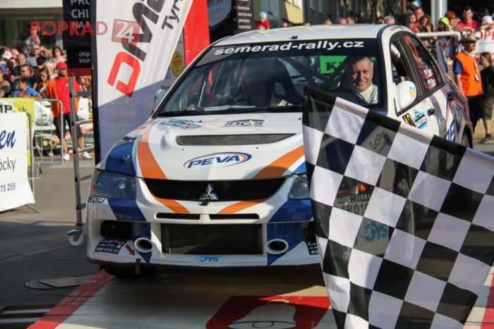 Ilustračný obrázok k článku Rallye Tatry začalo v popradských uliciach. Pozrite si zábery z kokpitu na večerný prológ