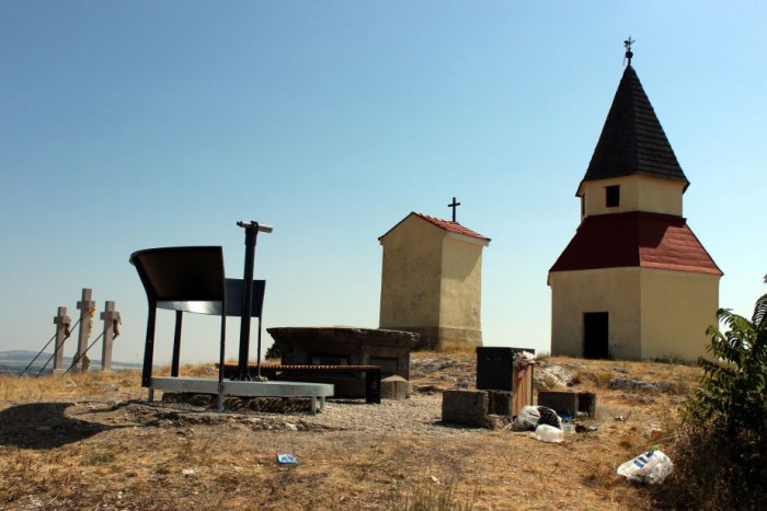 Ilustračný obrázok k článku Dlho turistov netešila: Rozhľadňa na Kalvárii je poškodená!