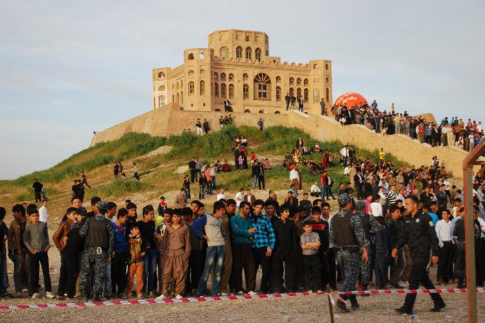 Ilustračný obrázok k článku Novoveskí folkloristi v exotickom Kurdistane: Tanečníčky si fotili v sukniach, šofér sa pobil na ceste