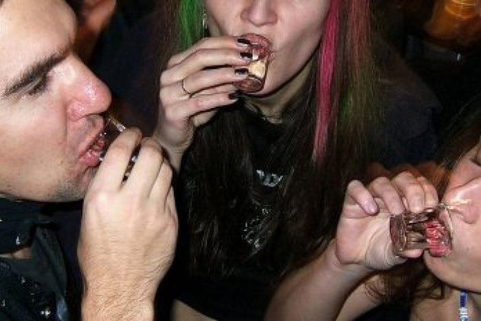 Ilustračný obrázok k článku Končí vaše dieťa školu? Môže sa stať, že domov príde opité