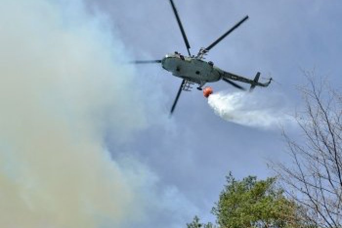 Ilustračný obrázok k článku V nedostupnom teréne pri Žiline horí les: Požiar pomáha hasiť aj vrtuľník