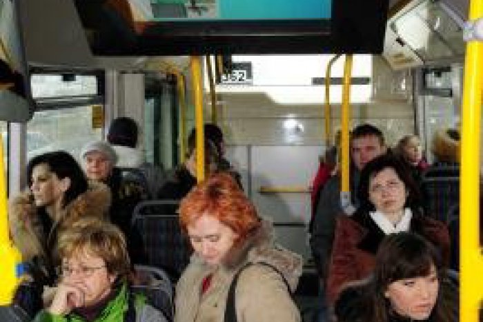 Ilustračný obrázok k článku V Košiciach vyčíňajú vreckári: Cestujúcim v MHD miznú mobilné telefóny!