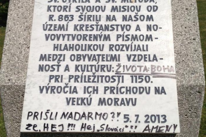Ilustračný obrázok k článku Vandali zničili pamätnú tabuľu sv. Cyrila a Metoda: Nevydržala ani mesiac