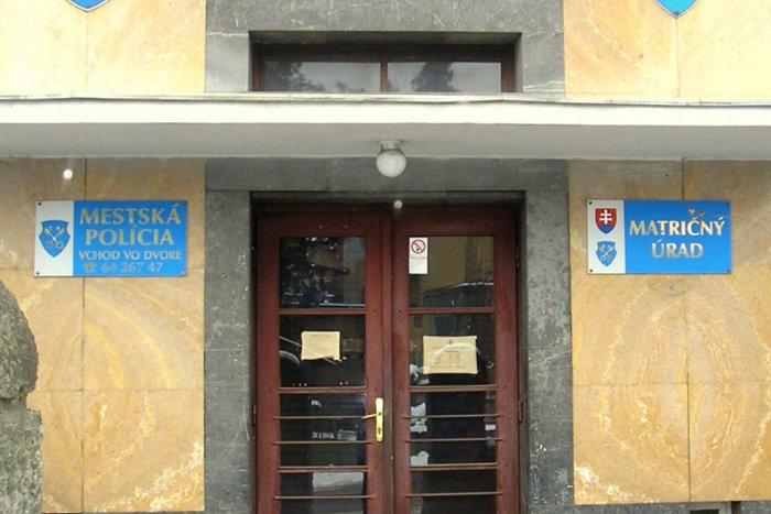 Ilustračný obrázok k článku Záhradnícke služby prídu o peniaze na mzdy aj činnosť: Mesto stoplo financie!