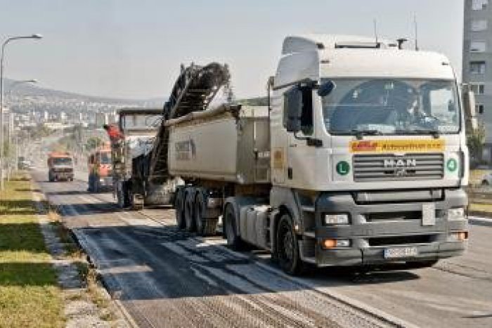 Ilustračný obrázok k článku Obmedzenia na rýchlostnej ceste R1: Pri Budči začali opravovať vozovku