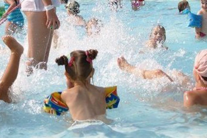 Ilustračný obrázok k článku Takto vyzerá zima naruby: Málo lyžiarov, ale zato v aquaparkoch plno ako v lete!