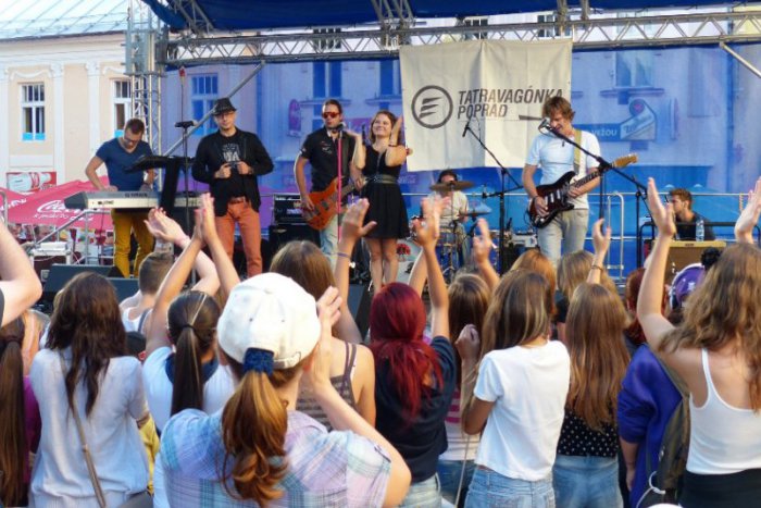 Ilustračný obrázok k článku OBRAZOM: Peter Bič s kapelou prilákal stovky Popradčanov