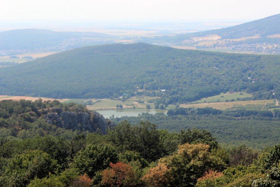 Ilustračný obrázok k článku Jarné čistenie Tribečských vrchov: Každá pomoc je vítaná!