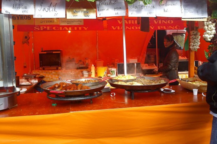 Ilustračný obrázok k článku Zmeny na Ondrejskom jarmoku: Stánky s občerstvením dostali nový priestor