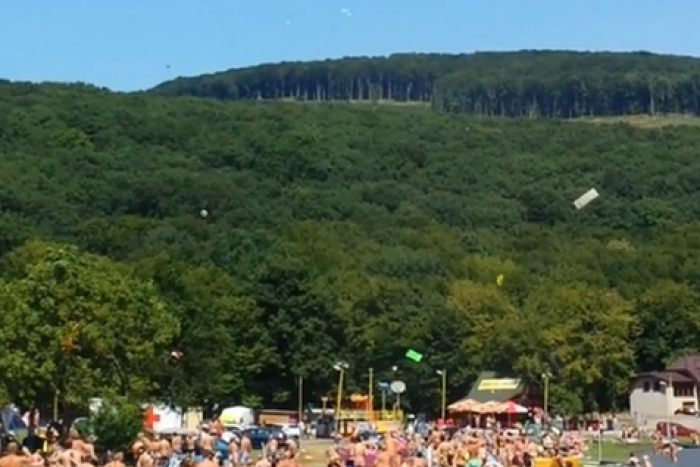 Ilustračný obrázok k článku VIDEO: Na Vinianskom jazere vyčíňal vzdušný vír. Nafukovačky rekreantov lietali vo vzduchu!