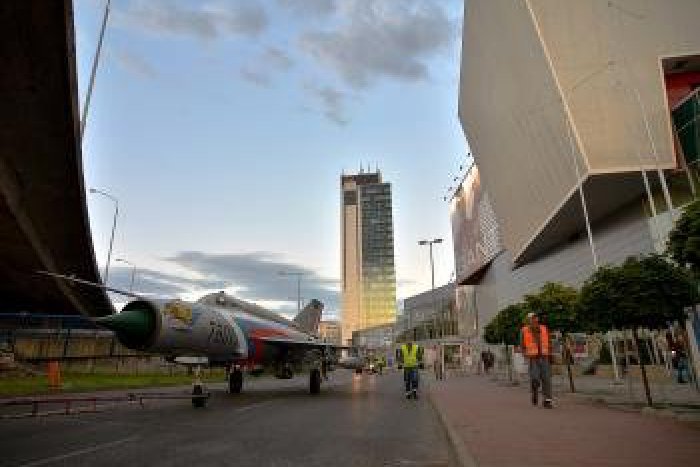 Ilustračný obrázok k článku Prevoz lákadla na letecké dni: Na ceste medzi Sliačom a Bystricou budú prepravovať stíhačku