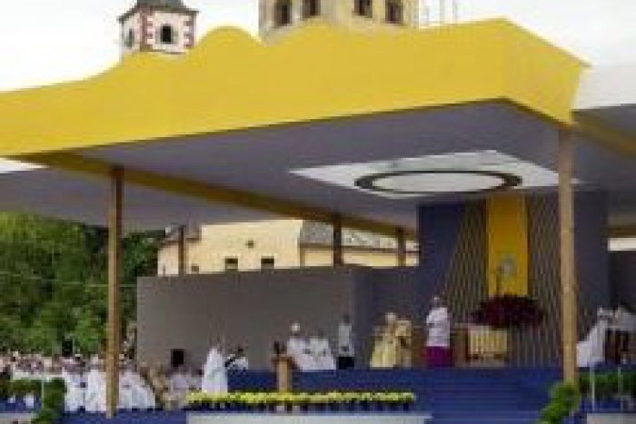 Ilustračný obrázok k článku Desať rokov od návštevy pápeža: Tieto spomienky zostali v Bystrici po svätom otcovi...