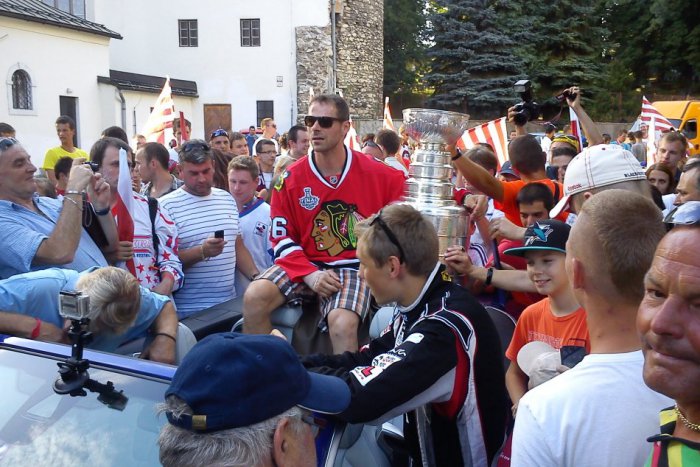 Ilustračný obrázok k článku FOTOGALÉRIA: Tisíce Bystričanov vítalo najslávnejšiu hokejovú trofej