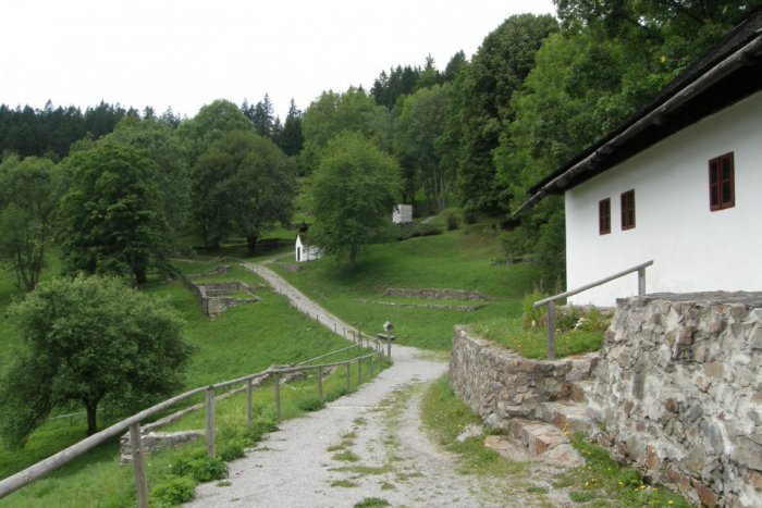 Ilustračný obrázok k článku Na Kaliští si pripomenú tragédiu spred 68 rokov: Vypálená obec na jeden deň ožije