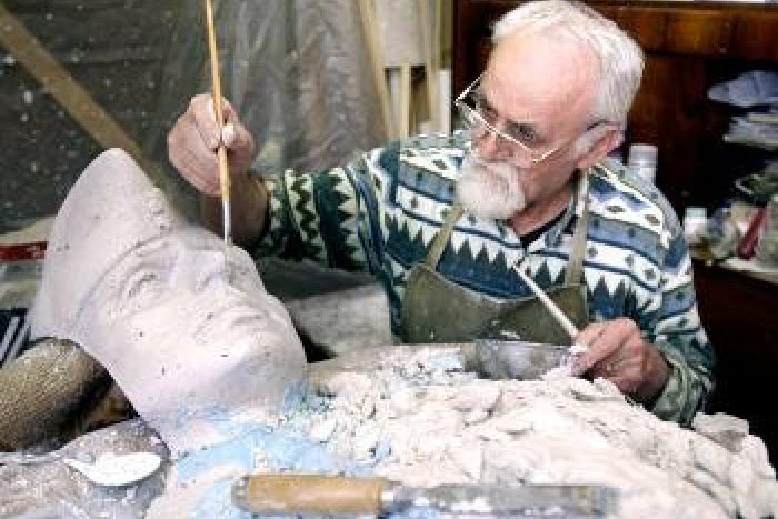 Ilustračný obrázok k článku Akademický sochár ocenený európskou cenou v oblasti umenia vystavuje v Brezne