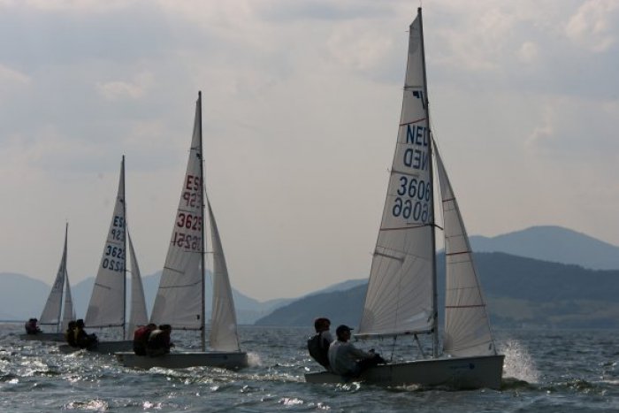 Ilustračný obrázok k článku Víkend na Liptovskej Mare v znamení medzinárodnej súťaže v jachtingu