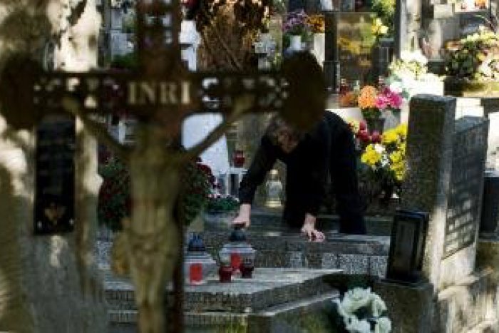 Ilustračný obrázok k článku Šokujúce vyčíňanie dvoch pubertiakov: Na cintoríne zničili 29 pomníkov!