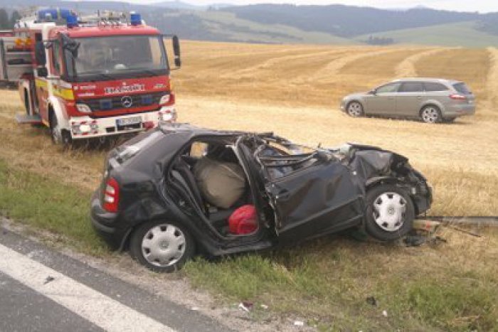 Ilustračný obrázok k článku Medzi Bušovcami a Spišskou Belou skončilo auto na streche. Zranenú hasiči vystrihovali kliešťami